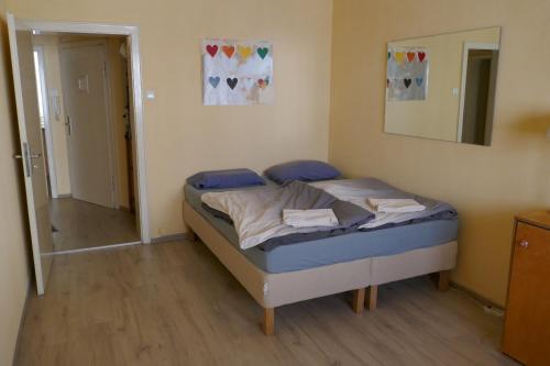 - une chambre dotée d'un lit avec des draps bleus et un miroir dans l'établissement Gemütliche 2 ZKB im Zentrum, à Karlsruhe