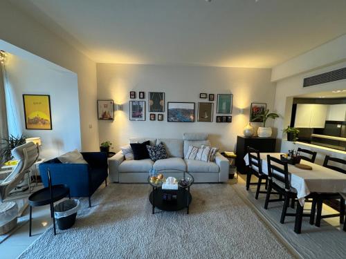 un soggiorno con un divano e un tavolo di Happy Vacation Duplex, New Cairo a Il Cairo