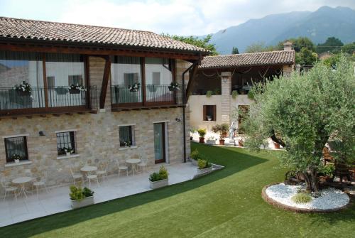 an external view of a villa with a garden at b&b al fienile in Paderno del Grappa