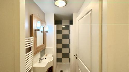 une petite salle de bain avec un lavabo et des toilettes dans l'établissement Argousiers 107, à Fort-Mahon-Plage