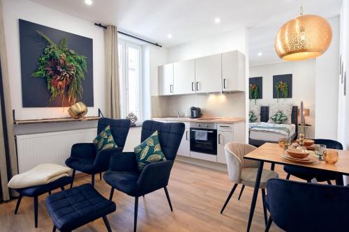 Il comprend une cuisine et un salon avec une table et des chaises. dans l'établissement LIVING Apartments / FeWo Neuwied, à Neuwied