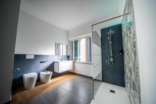 een badkamer met een toilet, een wastafel en een douche bij Luna Marie in Palermo
