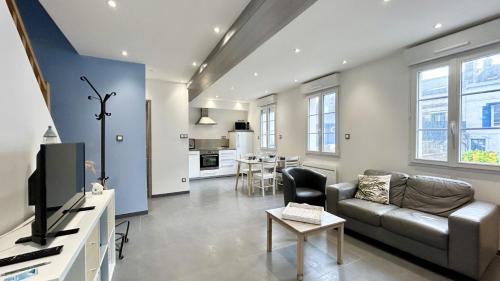 un salon avec un canapé et une table dans l'établissement Les bateaux, duplex 4 personnes proche plage, au Crotoy