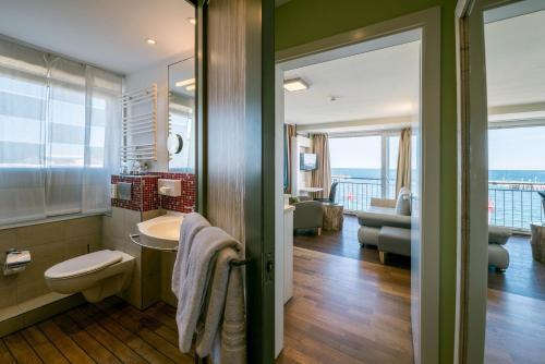ヘルゴラントにあるHotel Rickmers' Insulanerのバスルーム(トイレ、シンク付)、リビングルーム