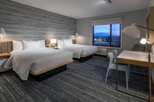 um quarto de hotel com duas camas e uma secretária em TownePlace Suites By Marriott Wrentham Plainville em Wrentham