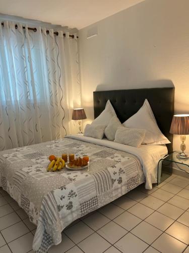 - un lit avec un plateau d'ours en peluche dans l'établissement Nice Riviera, à Nice