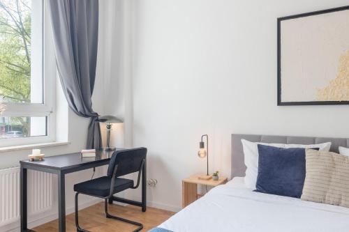 sypialnia z biurkiem, łóżkiem i oknem w obiekcie SpaceStays Apartment WIFI PS4 Netflix Parking! w mieście Essen