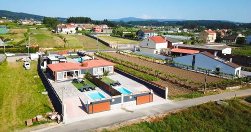 una vista aerea di una casa con piscina di Villas turísticas del noroeste a Villanueva de Arosa