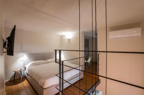 um quarto com uma cama e uma parede de vidro em Via Cerva Luxury Apartment em Milão