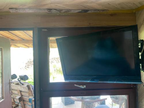 una grande TV a schermo piatto seduta sopra una porta di Auszeit inmitten der Natur - its a kind of magic 