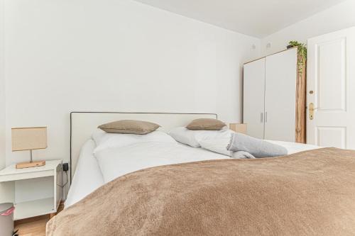 Rúm í herbergi á City Vibes: 1BR Apt, 10 Min to Westbahnhof