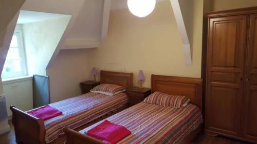 Een bed of bedden in een kamer bij Le Chalet du Moulin Blanc