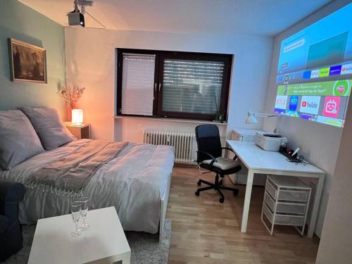 1 dormitorio con cama, escritorio y ordenador en Private room with large bed -Netflix and projector, en Frankfurt