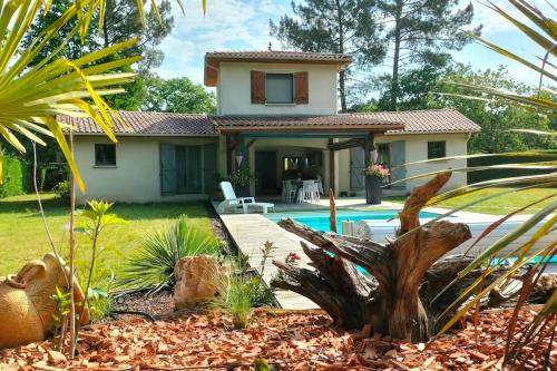 a house with a swimming pool in a yard at Villa Entre Bordeaux et Arcachon in Salles