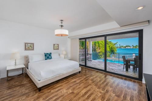 Schlafzimmer mit einem Bett und Blick auf das Wasser in der Unterkunft Discover Serenity by the See Your Exclusive Miami Beach Escape! in Miami