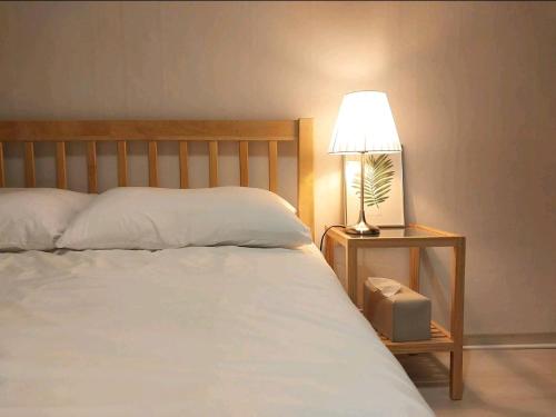 Säng eller sängar i ett rum på HongHongHome in hongdae