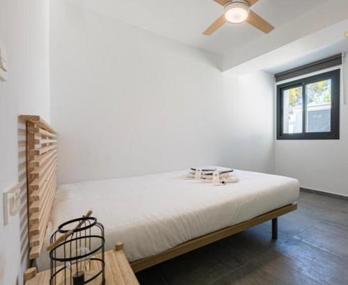 托雷莫利諾斯的住宿－Top2Stay Los Rosales，一间卧室配有一张带吊扇的床