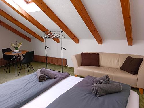 - un salon avec deux lits et un canapé dans l'établissement Charmante, ruhige Wohnung in Innsbruck, à Innsbruck