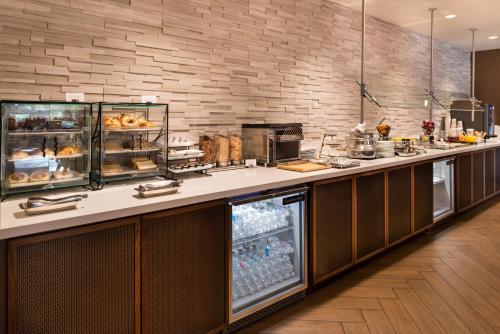 a kitchen with a counter with aasteryasteryasteryasteryasteryasteryasteryasteryastery at Marriott Melville Long Island in Melville