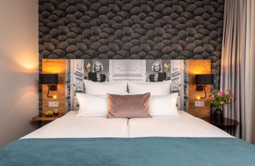 een slaapkamer met een groot bed met een groot hoofdeinde bij Leonardo Boutique Hotel Berlin City South in Berlijn