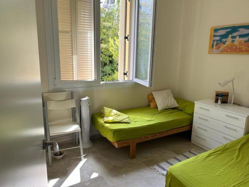ein Schlafzimmer mit einem Bett, einem Stuhl und einem Fenster in der Unterkunft La Duna Son Parc - Apartamento in Son Parc