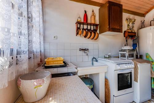 une petite cuisine avec un évier et un réfrigérateur dans l'établissement Cendrillon location bien située, à Mimizan