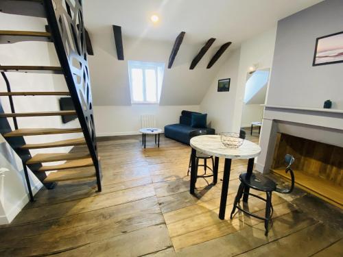 un salon avec un escalier et une table dans l'établissement Chez GABRIEL, à Rodez
