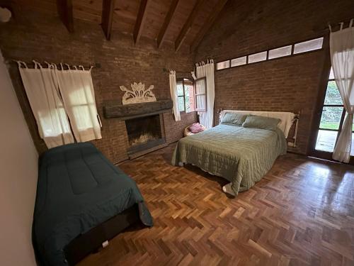 盧漢德庫約的住宿－Ruca Luma B&B - Chacras，一间卧室配有一张床和一个壁炉