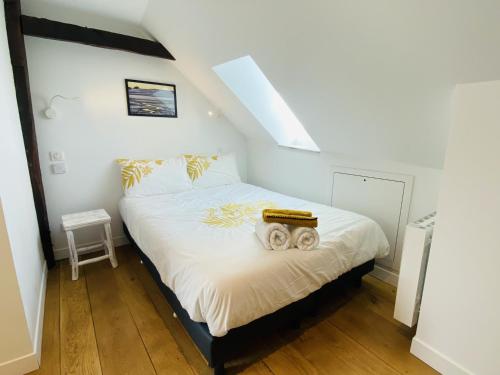 a bedroom with a bed with towels on it at Chez GABRIEL in Rodez