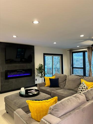 Posezení v ubytování Saugerties Modern Charm with Creekside access and views