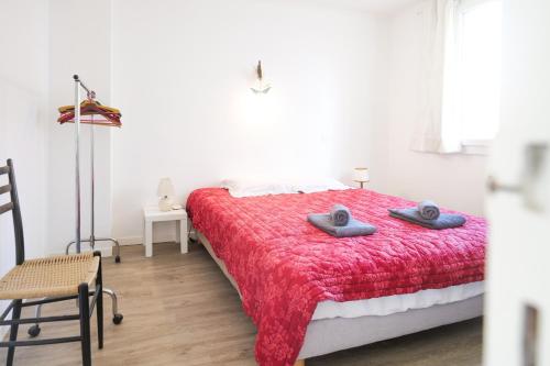 une chambre avec un lit avec deux serviettes dessus dans l'établissement Appartement proche océan Les Sables d'Olonne 4 personnes, à Les Sables-dʼOlonne