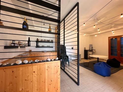Cette chambre comprend un bar avec un comptoir et une table. dans l'établissement Rocca dei Tramonti Apartments, à Punta Braccetto