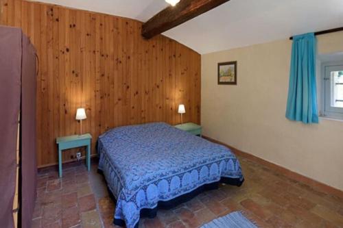 エマルグにある3 appartements pour 15 pers dans un châteauのベッドルーム1室(青いベッド1台、テーブル2台付)