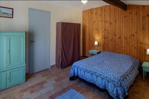 エマルグにある3 appartements pour 15 pers dans un châteauのベッドルーム1室(青いベッド1台付)