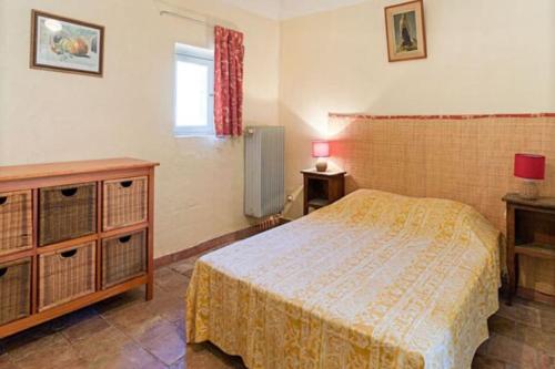 3 appartements pour 15 pers dans un châteauにあるベッド