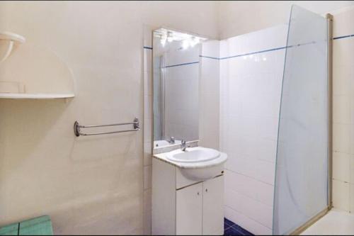 3 appartements pour 15 pers dans un châteauにあるバスルーム
