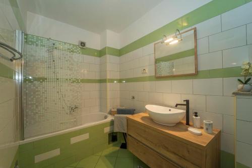 y baño con lavabo, ducha y bañera. en Apartment T&R, en Vela Luka