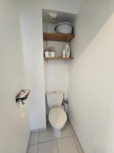 une salle de bain avec des toilettes blanches dans une chambre dans l'établissement Magnifique T3 neuf, jardin, piscine, 5' de la mer, à Roquebrune-sur Argens