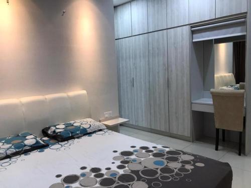 ein Schlafzimmer mit einem Bett und ein Badezimmer mit einem Waschbecken in der Unterkunft Lakepark Residence KL North in Kuala Lumpur