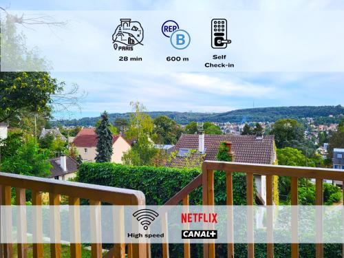a picture of a balcony of a house at Le Bellevue - Beaux appartements avec vue splendide in Palaiseau