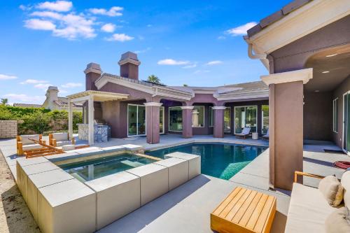 Majoituspaikassa Elegant 5 Bedroom Palm Springs Haven Pool and Hot Tub tai sen lähellä sijaitseva uima-allas