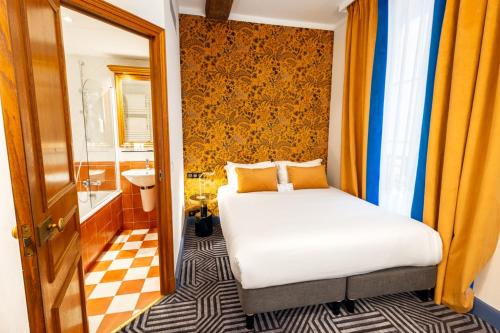 Кровать или кровати в номере Hôtel De Fleurie