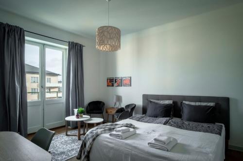 ein Schlafzimmer mit einem Bett und ein Zimmer mit einem Fenster in der Unterkunft Libevi 1 in Stockholm