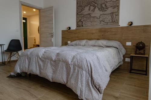 1 dormitorio con 1 cama grande y cabecero de madera en Affittacamere l'Aurora, en Ceparana