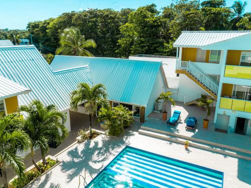 uma vista aérea de uma casa com piscina em Hotel Caribbean Coral em San Andrés
