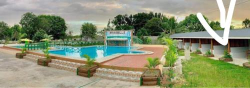 una representación de un complejo con piscina en Maxbelle Mountain Resort en Daanbantayan