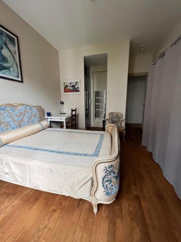 - une chambre avec un grand lit et du parquet dans l'établissement HYPER CENTRE, logement climatisé avec PARKING SECURISE, à Clermont-Ferrand