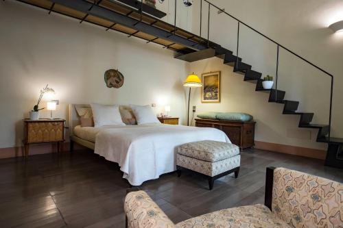 A bed or beds in a room at Starhost - DIMORA COPETA stunning seaview