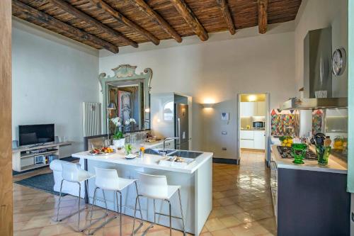 A kitchen or kitchenette at Starhost - DIMORA COPETA stunning seaview