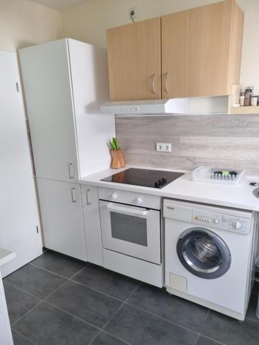 a kitchen with a washing machine and a washer at Ferienhaus Toni im Stadtkern von Bremervörde in Bremervörde